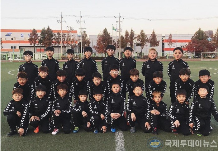 5. 유소년축구단원 단체사진.jpg