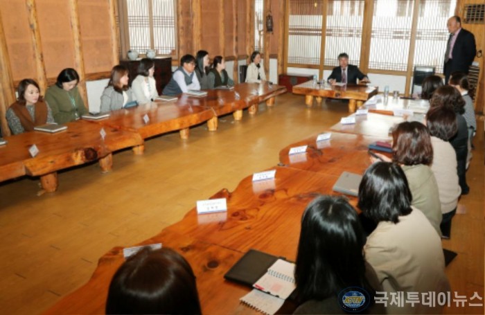 2-1 보도자료 사진(홍인성 중구청장 복지사각지대 적극적인 발굴 위한 직원과의 대화).JPG