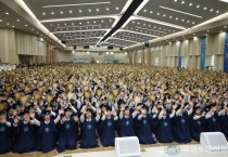 지난 10일 시온기독교선교센터 110기 ‘신천지 12지파 10만 수료식’이 진행되는 가운데 베드로지파 수료생들이 볏단을 들고 추수 퍼포~.jpg