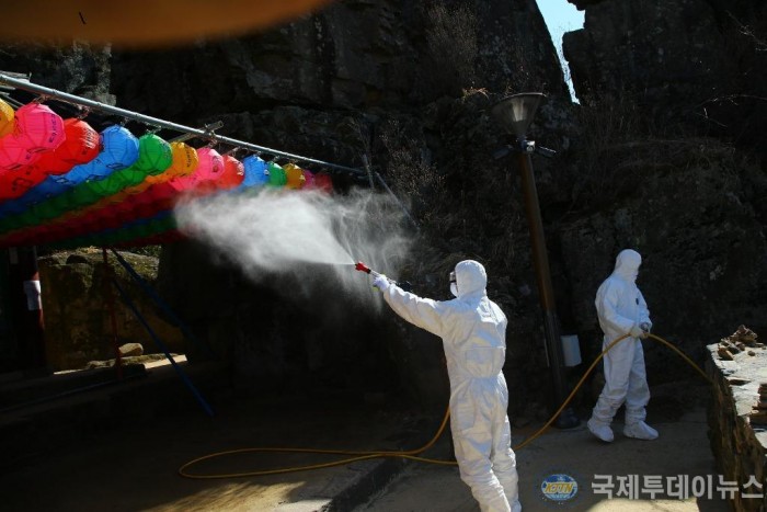 22일 구례군이 경주 확진자가 방문한 사성암 일원을 소독하고 있다 (2).jpg