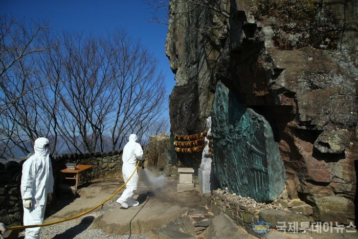 22일 구례군이 경주 확진자가 방문한 사성암 일원을 소독하고 있다 (3).jpg