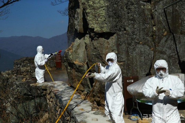 22일 구례군이 경주 확진자가 방문한 사성암 일원을 소독하고 있다 (1).jpg