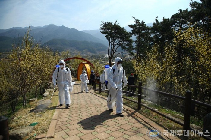 22일 구례군이 경주 확진자가 방문한 산수유사랑공원을 소독하고 있다.jpg