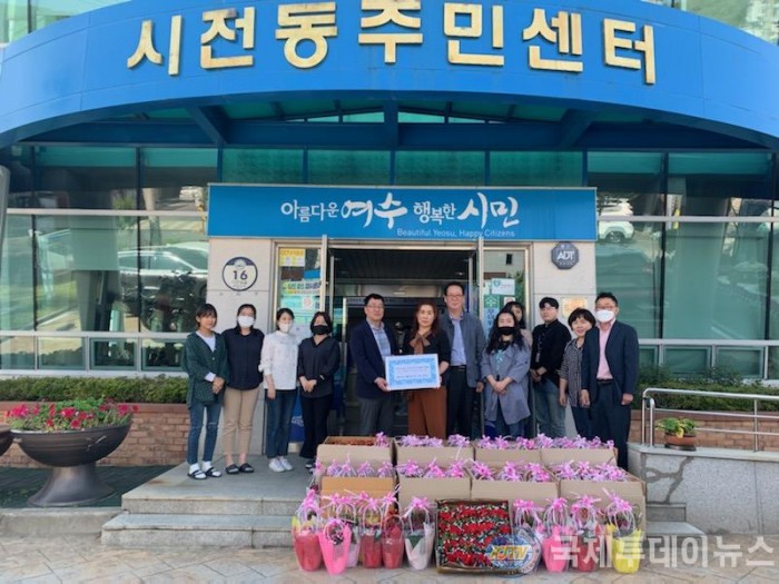 5-1. (시전동)여수시, 어버이날 맞아 사랑의 카네이션 곳곳에 꽃피어….jpg