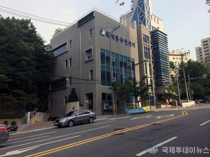 1200px-Heukseok-dong_Comunity_Service_Center_20140607_171317.jpg