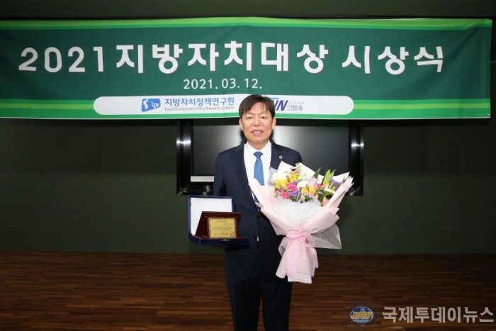210315 김정희 의원, 의정대상 수상).JPG