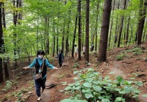 (사진 1) 경기 양평의 국립산음자연휴양림에서 산림치유프로그램을 체험하고 있는 모습입니다..jpg