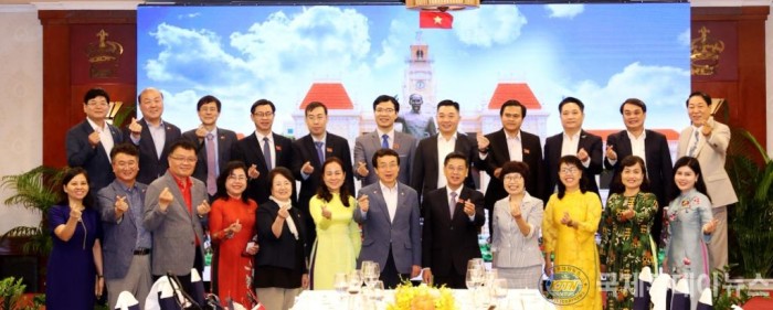 (사진1)인천시의회 대표단과 베트남 호치민시인민의회 의원들 기념사진.jpg