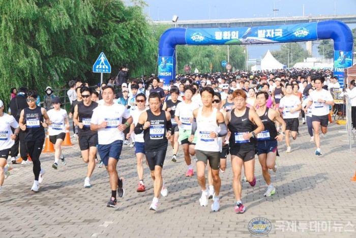 [사진3] 2023 지구런 마라톤 참가자들이 달리고 있다..jpg