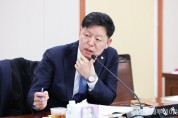 김정희 도의원이 지난 1월， 전라남도 여성가족정책관실 2024년 주요 업무를 보고받고 질의하고 있다.jpg
