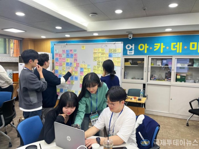 (1) 24-3차 포스코 취업아카데미 교육생들이 기업 실무 프로젝트 과제를 수행하고 있다.jpg