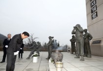 제5회 서해 수호의날 기념 참배행사에서 장정민 옹진군수 헌화 및 묵념